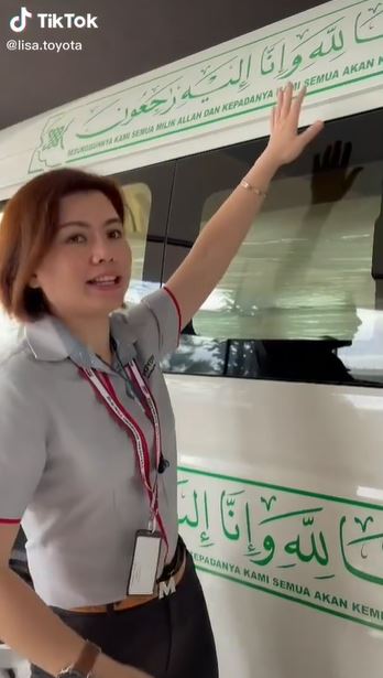 [VIDEO] “Fasih dan senang faham,” Wanita Cina Ini Review Van Jenazah Tarik Perhatian Netizen