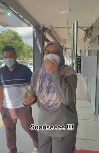 [VIDEO] Nampak Malu-malu Hadiahkan Isteri Kereta Mahal, Netizen Puji Suami Sempoi