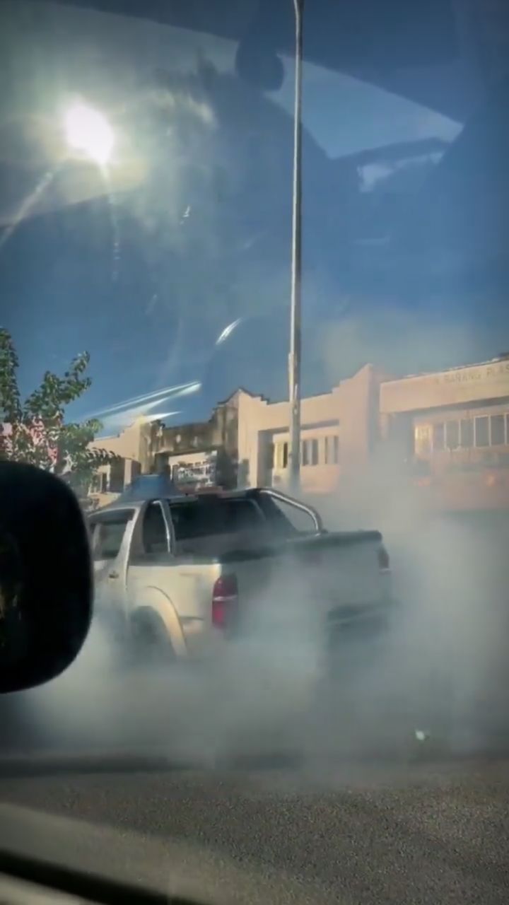 [VIDEO] Tular Hilux Tekan Minyak Rempuh Gerai Sebab Pemandu Pitam, Tapi Suara Perakam Jadi Perhatian