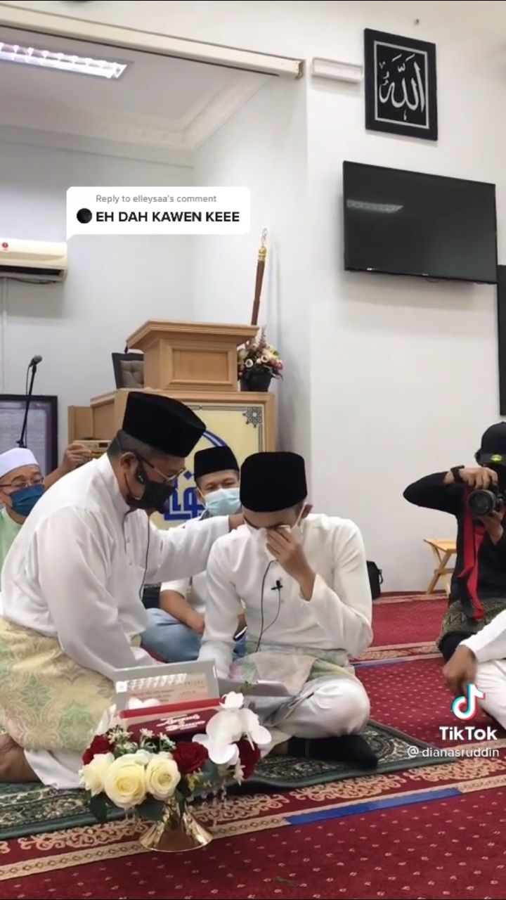 Tiba-tiba Menangis Masa Akad Nikah, Bapa Mentua Pujuk Pengantin Lelaki Buat Netizen Sebak