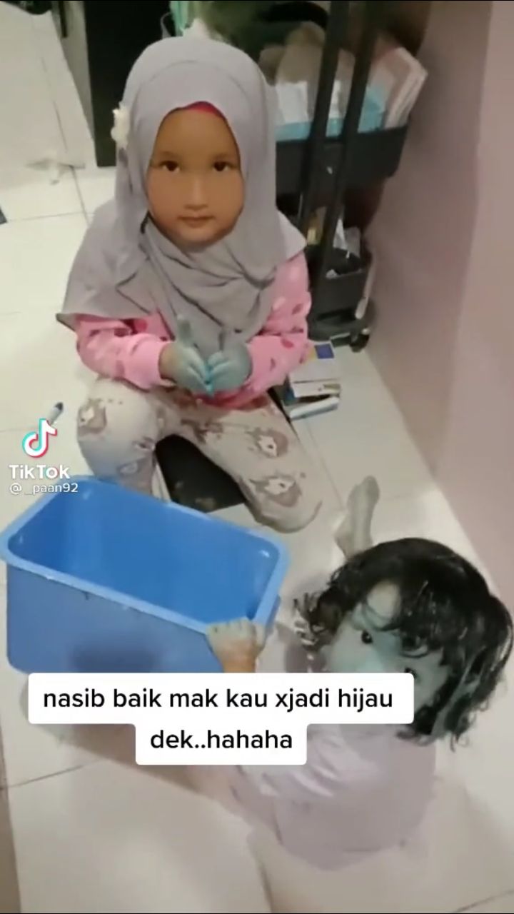 “Tak pasal jadi Avatar,” Adik Jadi Biru Main Dengan Kakak, Ibu Tergelak Dengan Keletah Anak2