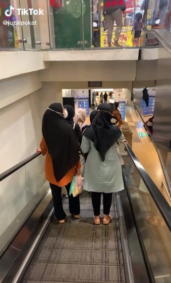 “Jodoh depan mata,” Terjumpa 2 Gadis Pakai Baju Sama, Lelaki & Rakan Excited Jadi Perhatian Netizen