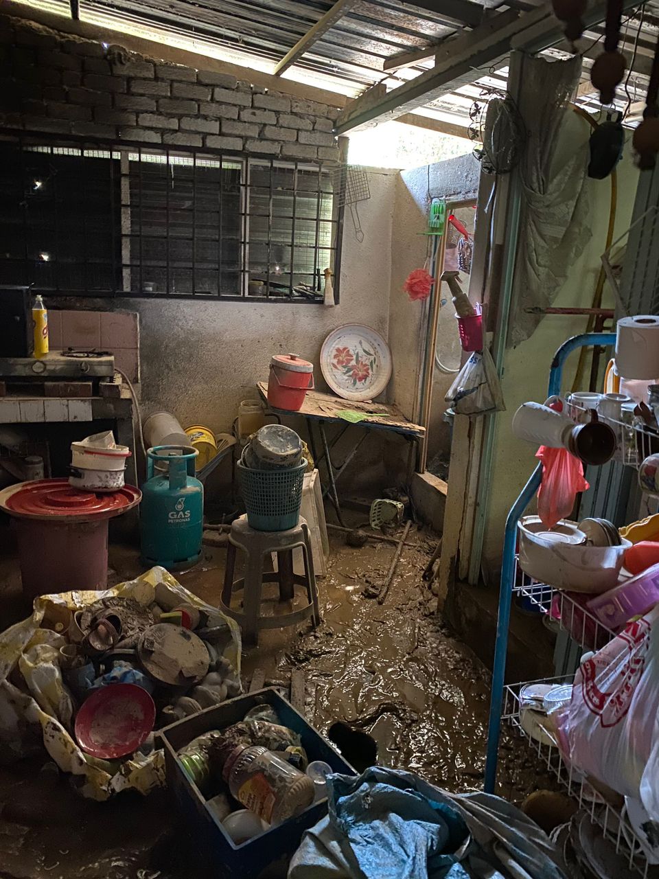 Warga Emas Tiada Anak Sebak Sukarelawan Tolong Bersihkan Rumah Selepas Banjir