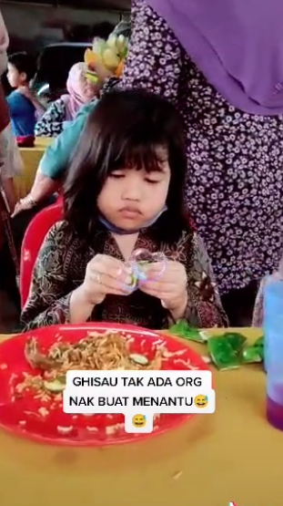 Budak Selamba Makan Petai Macam Makan Jajan, Aksinya Siap Menambah Secekak Petai Lagi Buat Netizen ‘Salute’