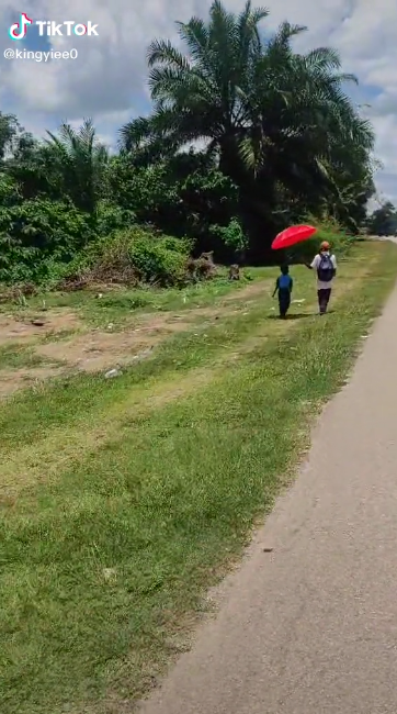 Galas Beg & Payungkan Anak, Pengorbanan Ayah Jalan Kaki Ambil Anak Sekolah Buat Ramai Sebak