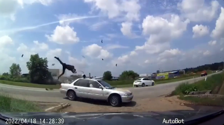 Sampai helmet pecah” Gara-Gara Pemandu Cuai Tak Beri Signal, Penunggang  Motor Maut Berlanggar Dengan Kereta