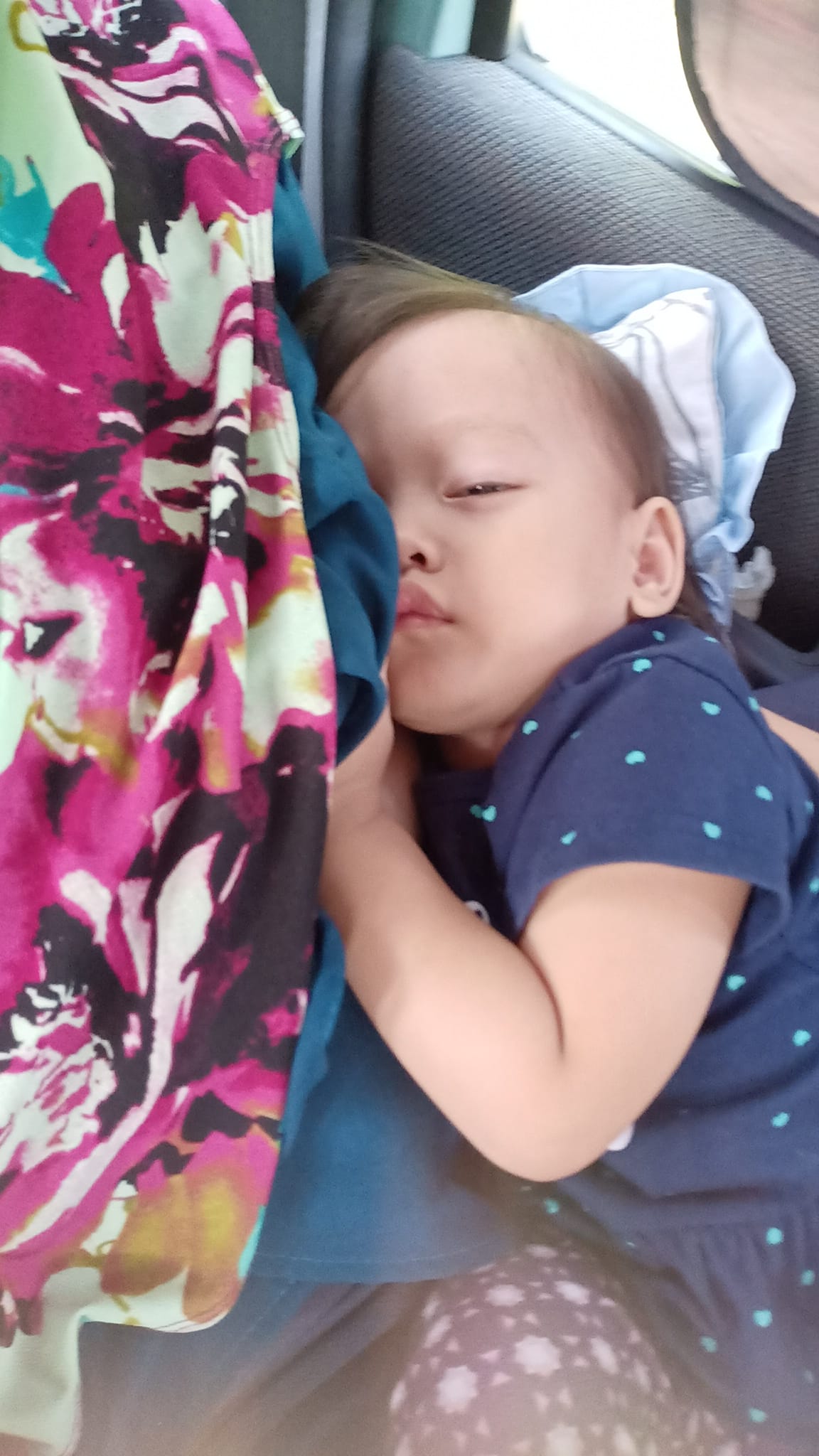 Disangka Tidur, Rupanya Kracunan Gas Dalam Kereta, Ibu Cemas 3 Orang Anak Lembik & Tak Sedarkan Diri