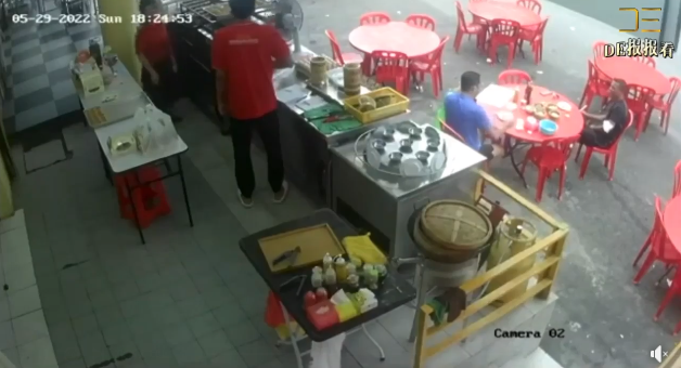 “Naya Pak Karim..”Gelagat 2 Pemuda Yang Masih ‘Santai’ Sebelum Kedai Dirempuh Buat Ramai Terhibur