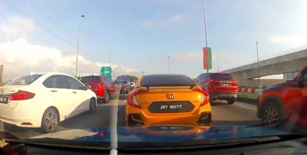 Undur Sampai Langgar Kereta Belakang, Perempuan Keluar Muka ‘Ketat’ Seperti Dia Yang Dilanggar Buat Netizen Berang