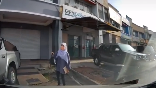 Selamba Berdiri Tercegat ‘Cop’ Parking, Aksi Wanita Ini Buat Netizen Berang