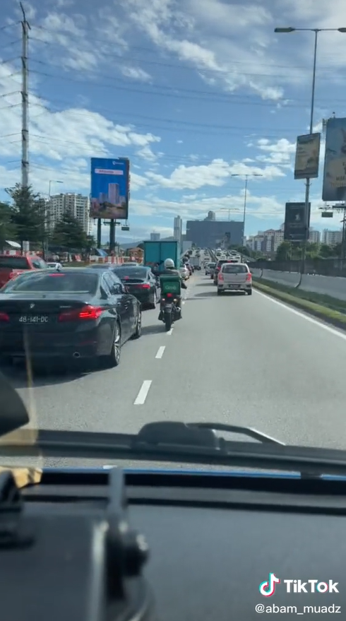 ‘Gantikan’ Tugas Polis Trafik, Rider Grab Bantu Ambulans Beri Laluan Terima Pujian Netizen
