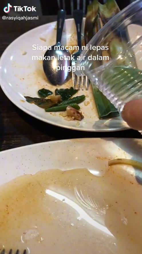 Waitress Panas Hati Tengok Gadis Curah Air Dalam Pinggan Lepas Makan Di Restoran, Percaya Boleh Murah Rezeki