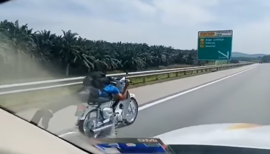 Selamba Buat Gaya Superman, Mat Rempit Gelabah Nampak Abang Polis ‘Follow’ Sebelah